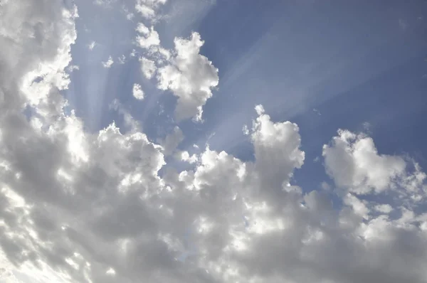 Güneşli bir günde beyaz bulutlar