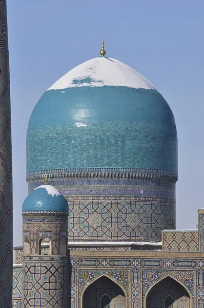 Samarkand. Blå kupoler på vintern — Stockfoto