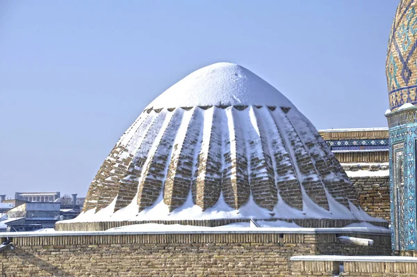 Semerkant. Kışın mavi kubbeler