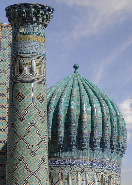 В том числе Минарет и купол Регистан-сквер. Самарканд — стоковое фото