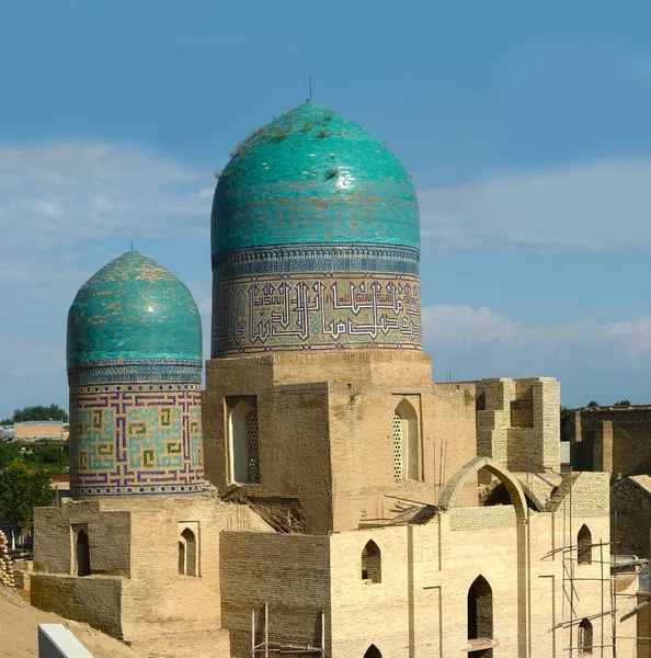 Blå kupoler av moskéer i minneskomplexet. Samarkand.. — Stockfoto