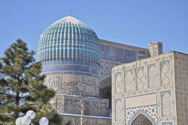 Det arkitektoniska monumentet av Bibi Khanum. Stor kupol. Samarkand.. — Stockfoto