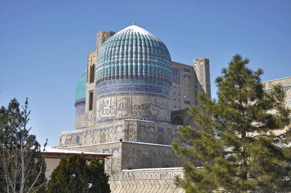 Monumento arquitetônico de Bibi Khanum. Grande cúpula. Samarcanda .. — Fotografia de Stock