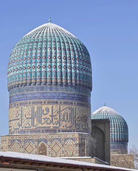 Det arkitektoniska monumentet av Bibi Khanum. Stor kupol. Samarkand.. — Stockfoto