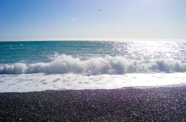 çakıl taşları ile sahilde dalga