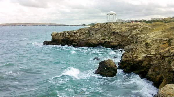 Laube Auf Einem Felsen Stürmischen Meer — Stockfoto