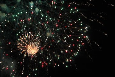 siyah gökyüzünde parlak havai fişek