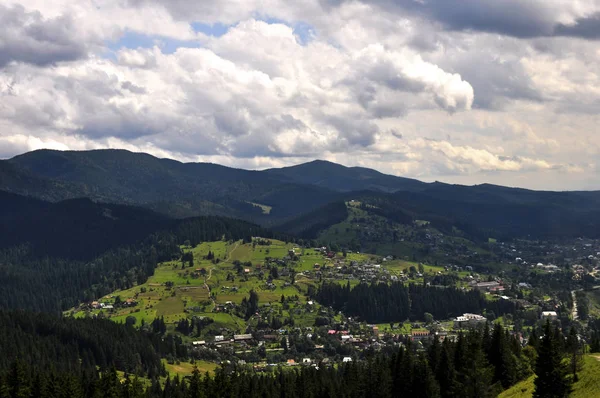 Een Prachtig Berglandschap Met Felle Wolken Zonlicht Lucht Pluizige Groene — Stockfoto