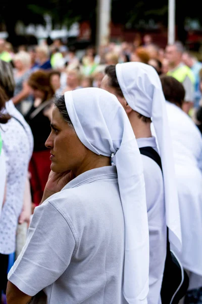 ウクライナ ベルディチフ 2019年7月20日 ベルディチェフの全ウクライナの聖域で神の母のごちそう イタリアの大司教トマッツォ カプトのお祝いの儀式のために人々が集まる — ストック写真