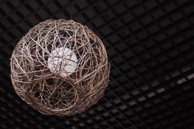  bambu yapılmış ahşap hasır fener lamba asılı