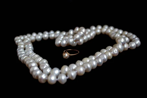 Many White Pearl Beads Laid Out Shape Heart Ring Pearl — Stock Photo, Image