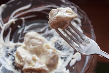 bir tabakta bir ekşi krema sos et ve baharat ile lezzetli haşlanmış köfte. gıda süreci