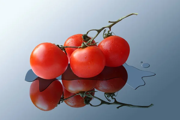 Gren Läckra Röd Mogen Tomat Med Reflektion Vatten Glasyta — Stockfoto