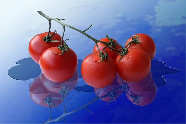 Gren Läckra Röd Mogen Tomat Med Reflektion Vatten Glasyta — Stockfoto