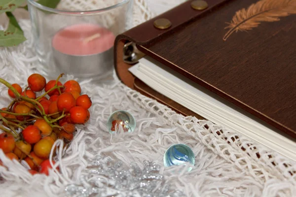 Hygge tarzı. kitap, sıcak battaniye, mumlar, rowan dalı. vintage tarzı, natürmort.