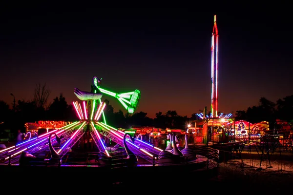 Parque Diversões Noite Grande Pêndulo Carrossel Com Cisnes Uma Torre — Fotografia de Stock