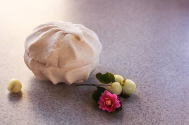 beyaz marshmallow ve yeşil yaprakları ile pembe güzel bir çiçek ile çilek masada yalan. metin için arka plan