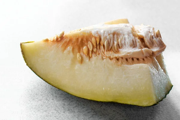 Triangulär Bit Mogen Saftig Piel Sapo Melon Med Frön Matbordet — Stockfoto