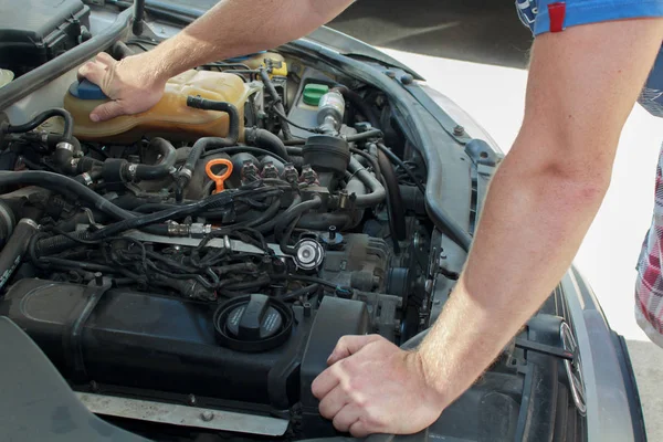 Man Inspects Engine Machine Parts Malfunctions — Stock Photo, Image