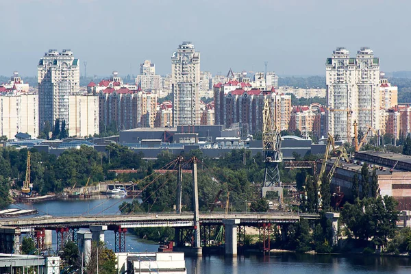 乌克兰 现代城市的屋顶和街道 城市建筑全景 — 图库照片