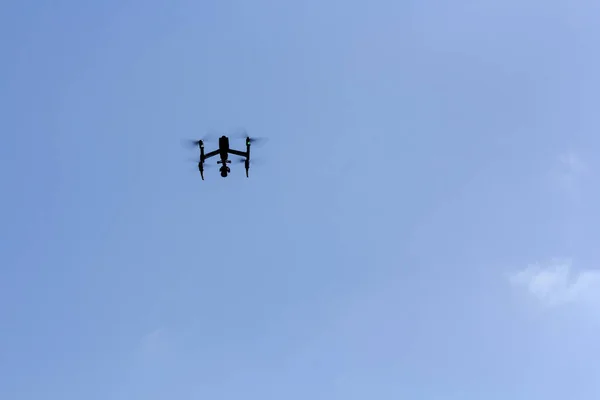 Dron Kamerą Latającą Jasnym Tle Nieba — Zdjęcie stockowe