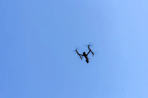 Drone Met Camera Vliegen Een Heldere Hemel Achtergrond — Stockfoto