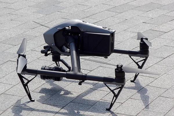 Drone Com Uma Câmera Fica Calçada Com Azulejos Prepara Para — Fotografia de Stock