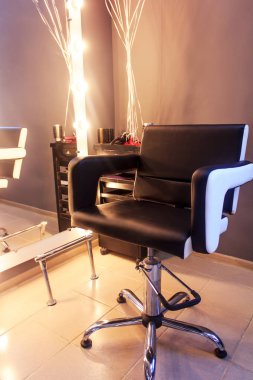 Aydınlatmalı ve aynalı modern bir güzellik salonunda.