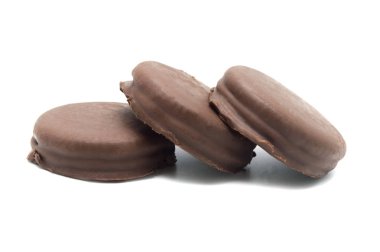 Çikolatalı sandviç kurabiye dolu ve çikolata krema ile kaplanmış beyaz arka plan üzerinde izole.