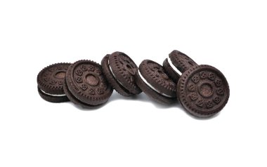 Beyaz arka planda izole edilmiş vanilyalı krema aromalı bisküvilerle dolu sandviç çikolatalı kurabiyeler.. 