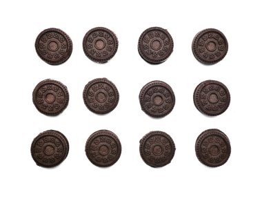 Beyaz arka planda izole edilmiş vanilyalı krema aromalı bisküvilerle dolu sandviç çikolatalı kurabiyeler.. 