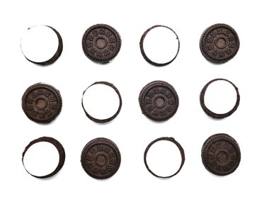 Vanilyalı krema aromalı bisküvilerle dolu sandiviçli çikolatalı kurabiyeler beyaz arka planda izole edilmiş.. 