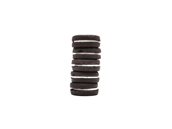 白を基調としたバニラクリーム風味のビスケットが充填されたサンドイッチチョコレートクッキー — ストック写真
