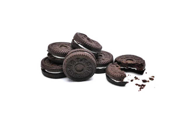 Sandwich Choklad Kakor Med Söt Grädde Med Smulor Isolerade Vit — Stockfoto