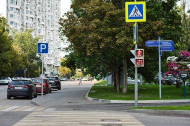Moskova 'da kırmızı yanan trafik ışıkları ile yaya geçişi