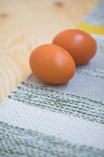 Dwa brązowe jajka na drewnie i tle rustykalnym — Zdjęcie stockowe