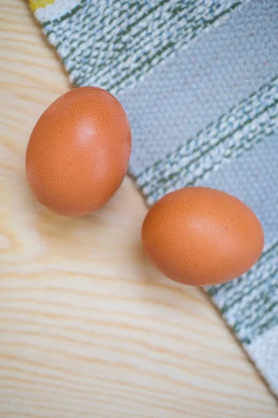 Ahşap ve rustik arka planda iki kahverengi yumurta