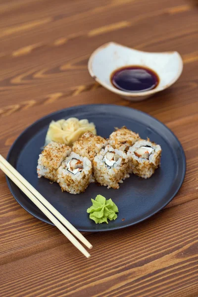 Japon rulo, zencefil, Wasabi ve Chopsticks ile plaka