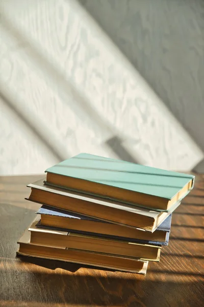 Güzel gölgeler ile ahşap arka plan kitap yığını