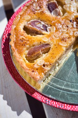 Üstüne Armut Dilimleri ile Shortbread açık Kek