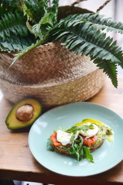 Somon ile sıcak tost, haşlanmış yumurta, otlar ve bir şiş üzerinde siyah bir kopya uzay bayrağı ile bir tabak tabak tabak tabak tabak tabak tabak tabak tabak tabaktabak