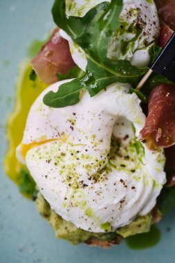 Jamon ile sıcak tost, haşlanmış yumurta, otlar ve bir şiş üzerinde siyah bir kopya uzay bayrağı ile bir tabak tabak tabak tabak tabak tabak tabak tabak tabak tabak tabak tabaktabak