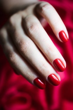 Güzel bir kırmızı manikür ile Kadın el