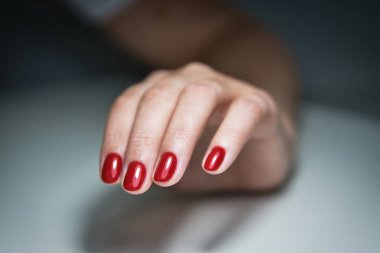 Güzel bir kırmızı manikür ile Kadın el