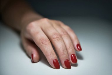 Güzel bir kırmızı manikür ile Kadın el