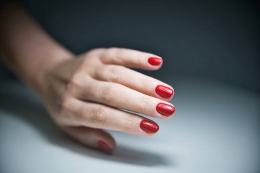 Güzel bir kırmızı manikür ile Kadın el