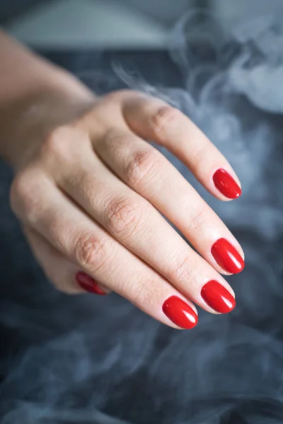 Güzel bir kırmızı manikür ile Kadın el