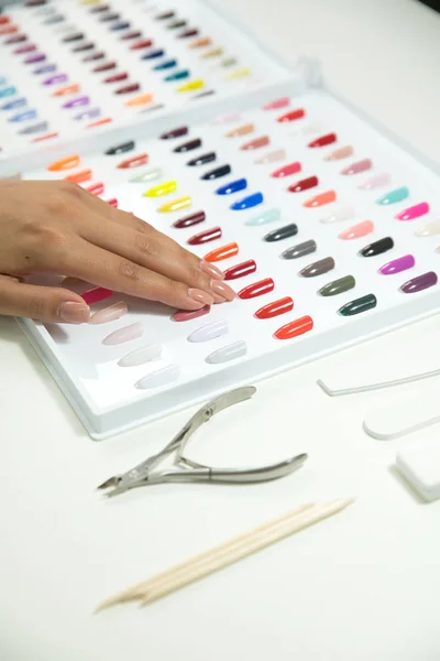 kadın el manikür bir renk seçer