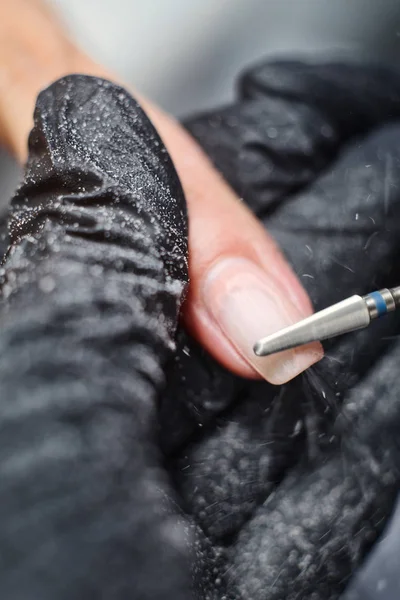 bir frezeleme kesici ile jel cila çıkarma