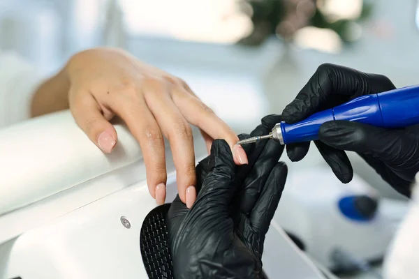 bir frezeleme kesici ile jel cila çıkarma